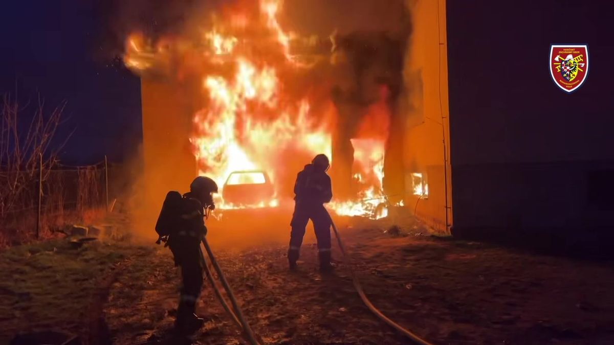 Na Novojičínsku hořela garáž s autem, plameny ohrožovaly přilehlý dům